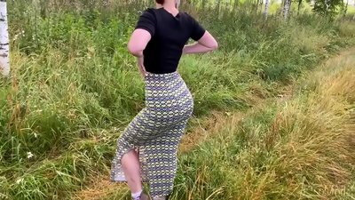 Fra saugt Hunn op der Strooss an huet Sex mat Enn op hirem Arsch. CleoModel russesch Porno