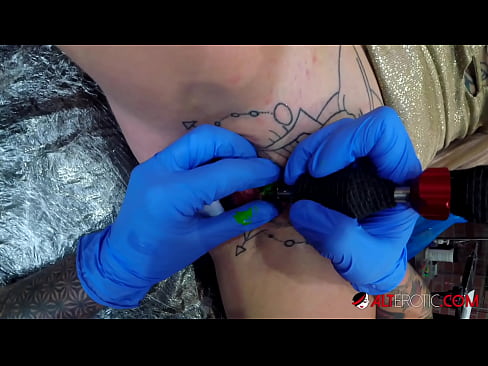 ❤️ Extrem tattooed Hottie Sully Savage krut en Tattoo op hirem Klitoris ❤ Qualitéit Porno op lb.risegame.top ❌️